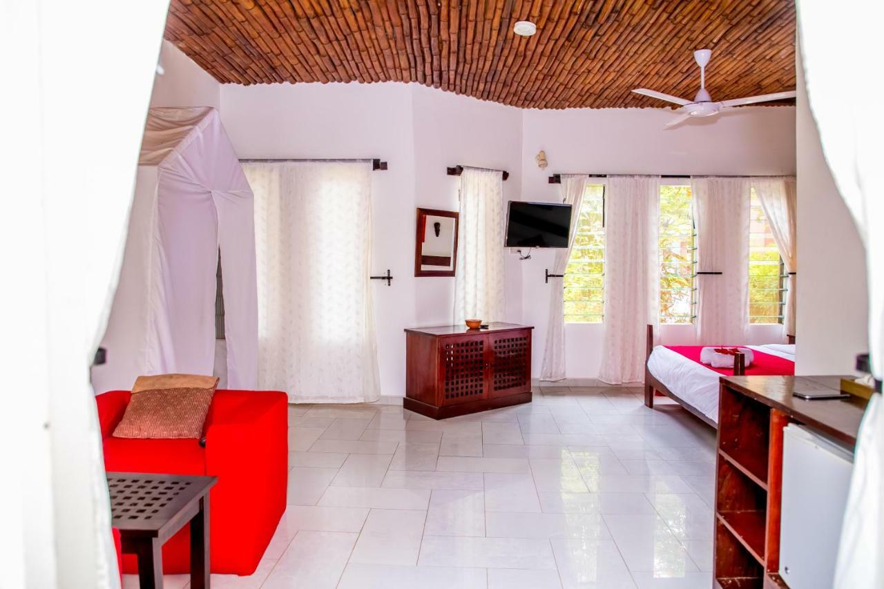 Hibiscus House Gambia Hotel Brufut Bagian luar foto
