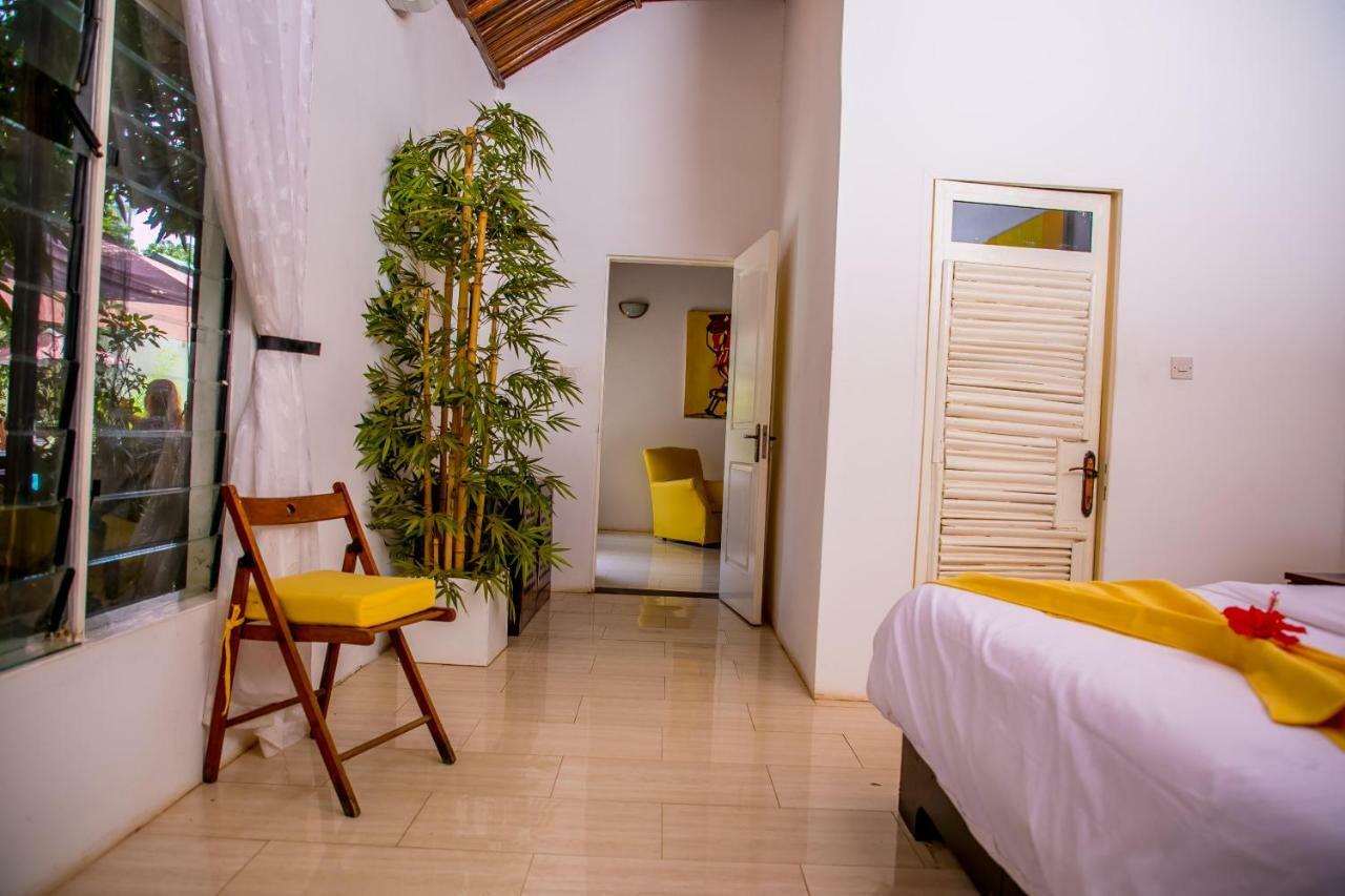 Hibiscus House Gambia Hotel Brufut Bagian luar foto