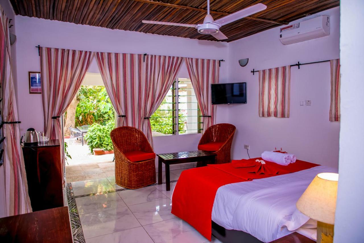 Hibiscus House Gambia Hotel Brufut Bagian luar foto